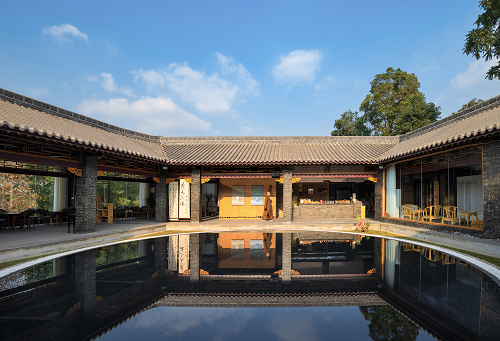 新修文化建筑——澄怀堂，云水相间，古朴端庄.png
